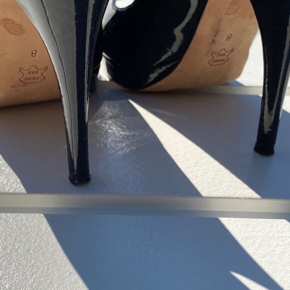 BCBG Max Azria 'Libby' Patent Leather Pumps EUC 8 - Picture 8 of 11